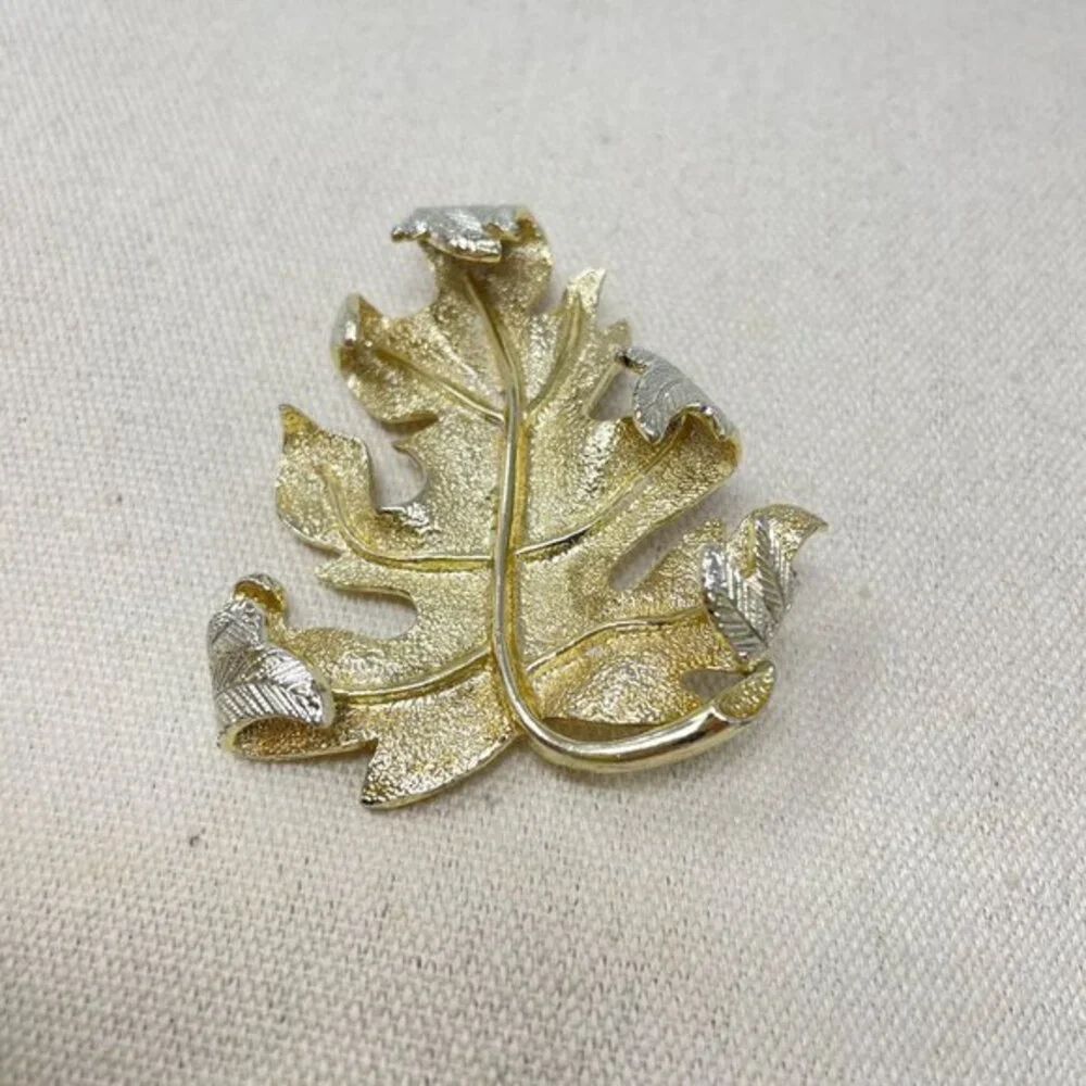 Sarah Coventry Vintage Gold-Tone Leaf‎ Brooch Pin Classic Simple Minimal